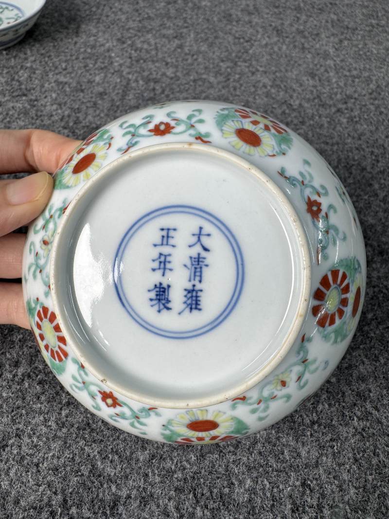 清雍正 鬥彩團菊紋盤一對 - 图13