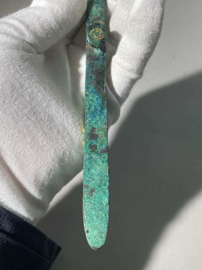 銅錯金嵌綠松石、煤精石獸首帶鉤 - 图18
