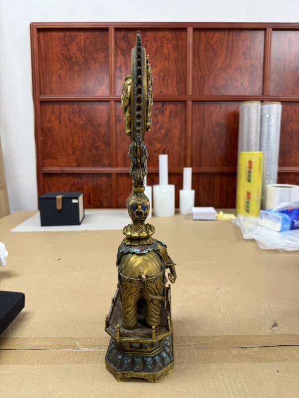 清乾隆掐絲琺瑯鎏金太平有象馱八吉祥供器一對 - 图6