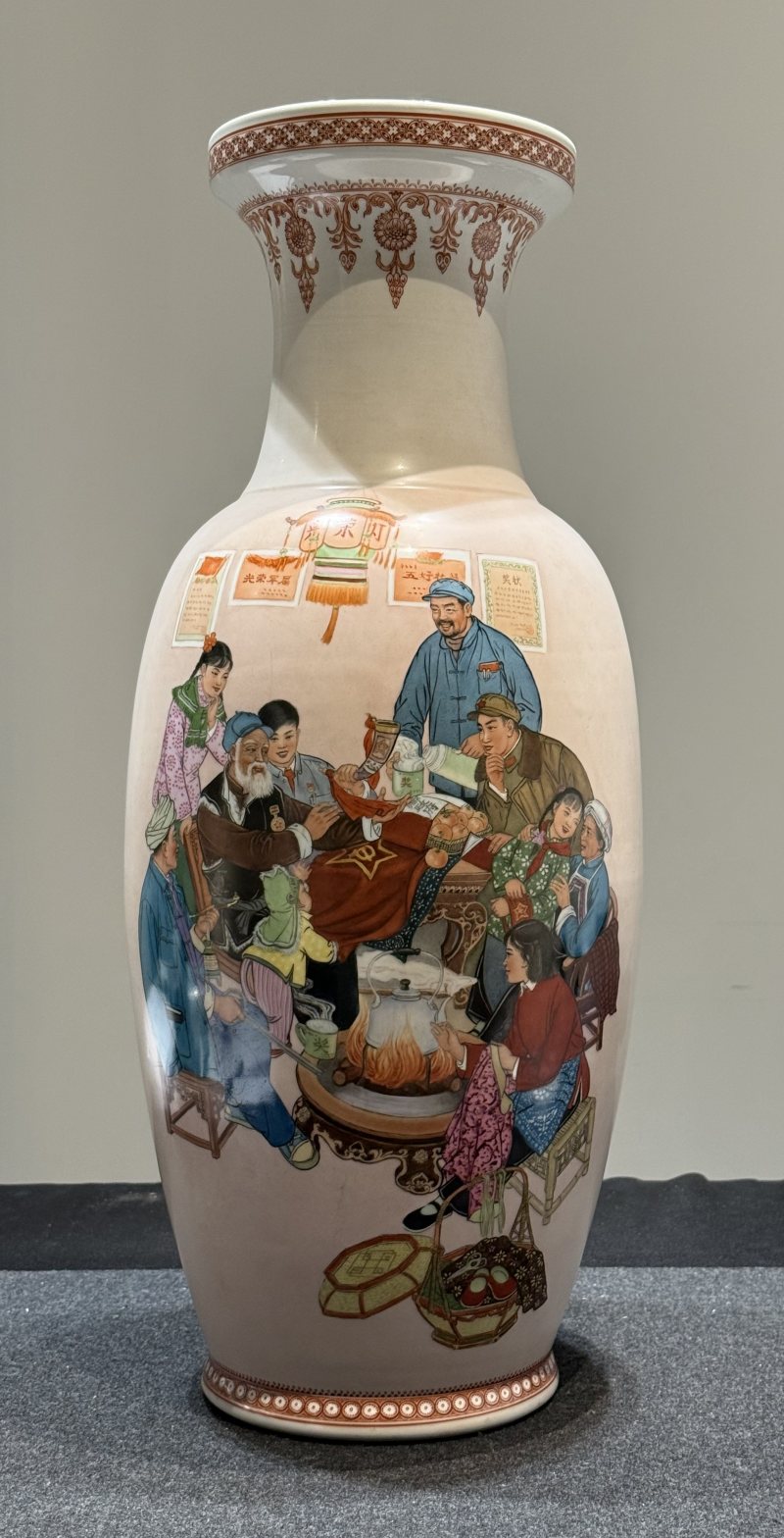 1960年代粉彩革命家史代代傳大瓶 - 图2