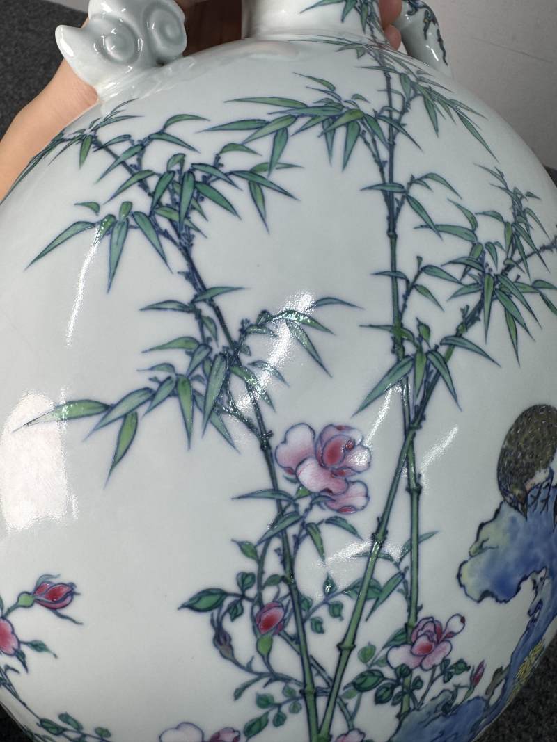 清雍正 鬥彩加粉彩安喜圖卷雲耳抱月瓶 - 图37