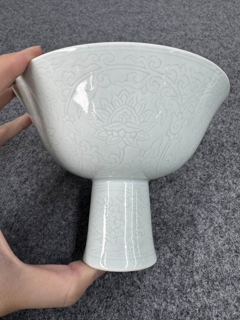 清乾隆 白釉暗刻蓮花紋高足杯 - 图3