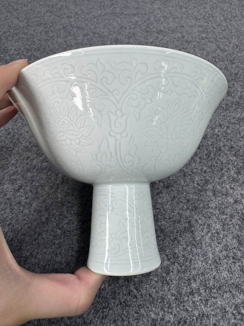 清乾隆 白釉暗刻蓮花紋高足杯 - 图4