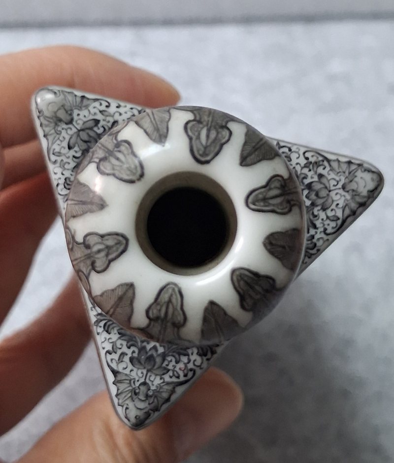 民國汪曉棠 墨彩礬紅描金《水滸傳》人物故事瓶一對 - 图5