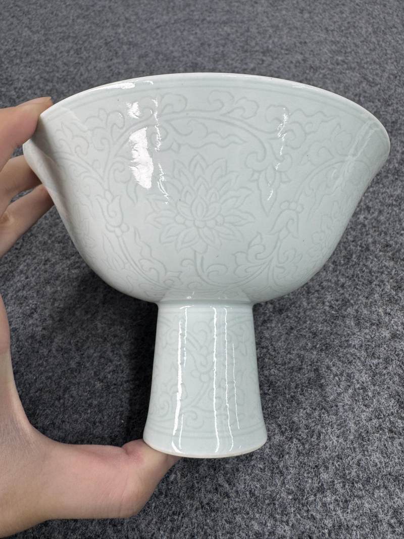 清乾隆 白釉暗刻蓮花紋高足杯 - 图5