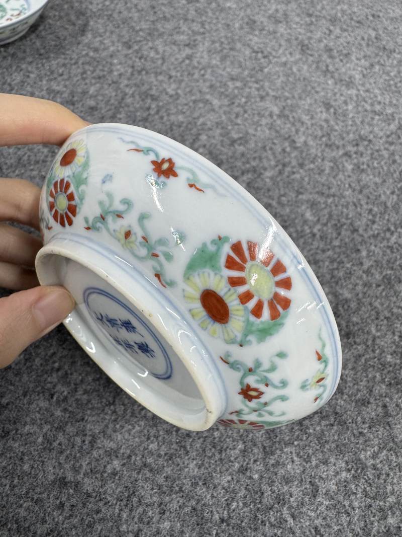 清雍正 鬥彩團菊紋盤一對 - 图17