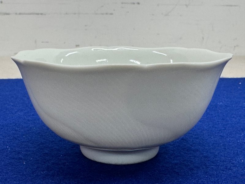 清雍正 白釉暗刻葵瓣杯 - 图5