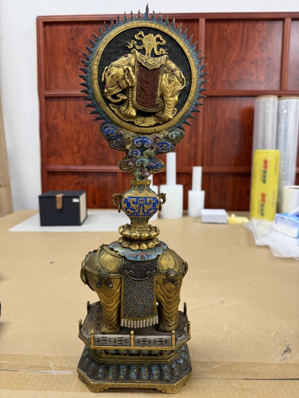 清乾隆掐絲琺瑯鎏金太平有象馱八吉祥供器一對 - 图7