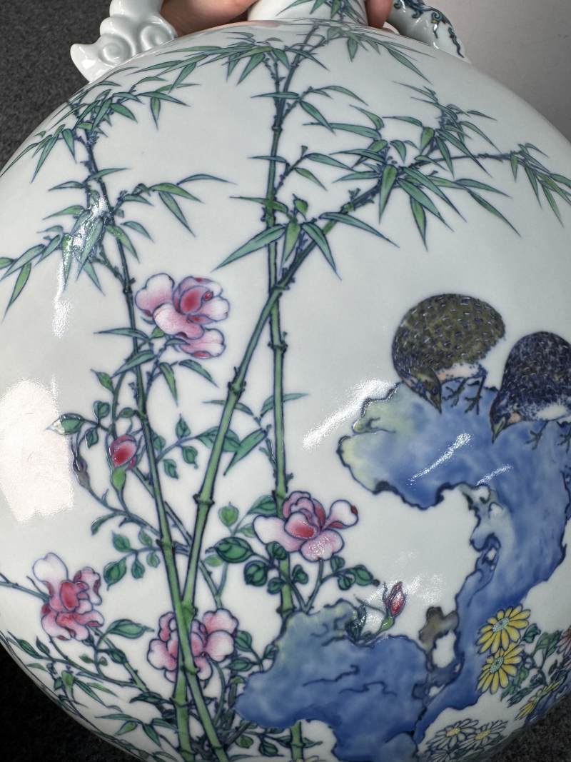 清雍正 鬥彩加粉彩安喜圖卷雲耳抱月瓶 - 图40