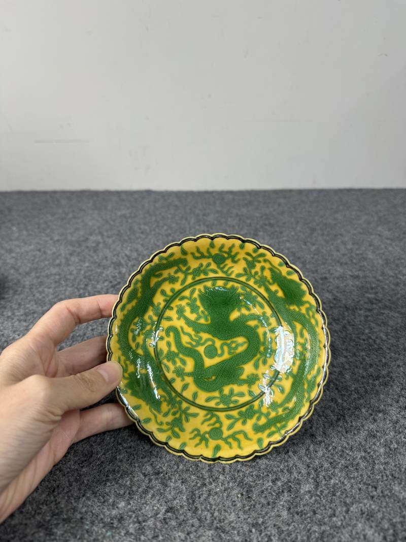 清乾隆 黃地綠彩龍紋花口盤一對 - 图4