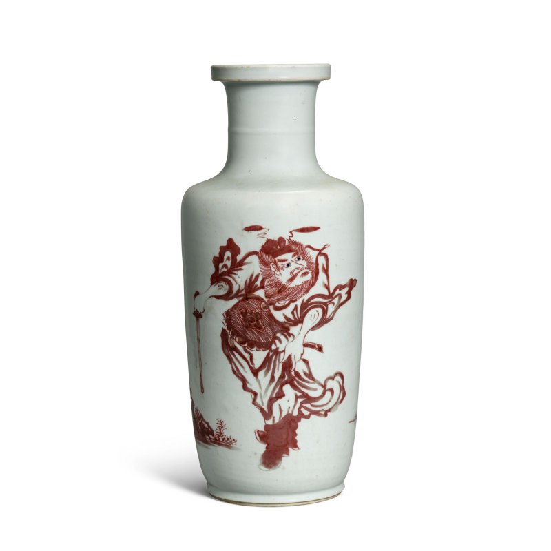 清康熙 釉裏紅青花點睛鍾馗圖棒槌瓶 | AN EXCEPTIONALLY RARE UNDERGLAZE-RED 'ZHONG KUI AND DEMON' ROULEAU VASE - 图5