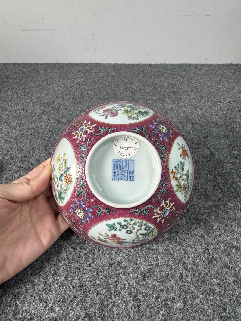 清道光 胭脂紅地洋彩軋道開光花卉紋碗 - 图21