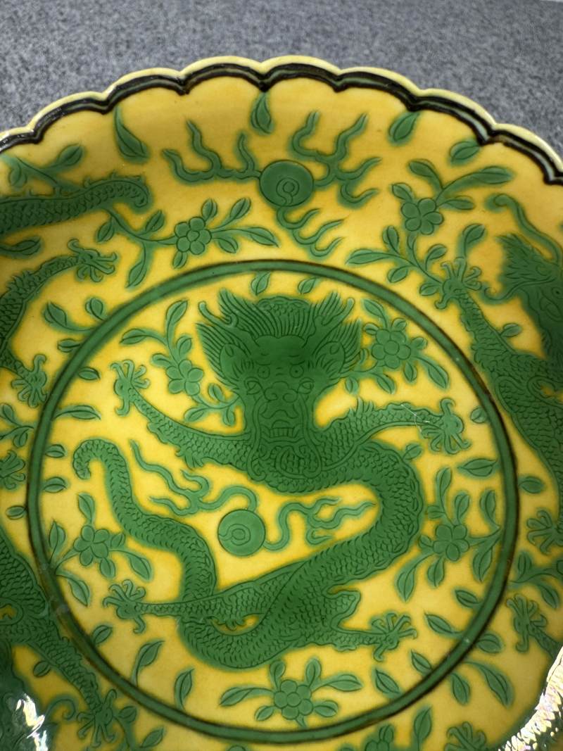 清乾隆 黃地綠彩龍紋花口盤一對 - 图5