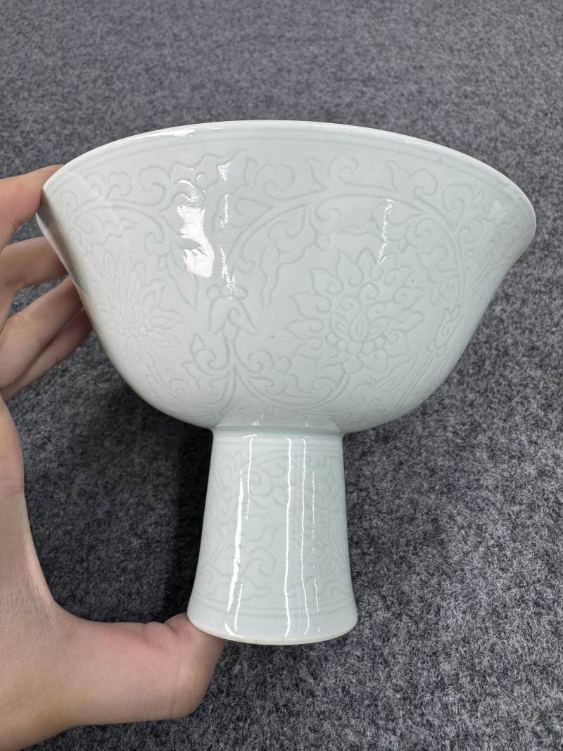 清乾隆 白釉暗刻蓮花紋高足杯 - 图6