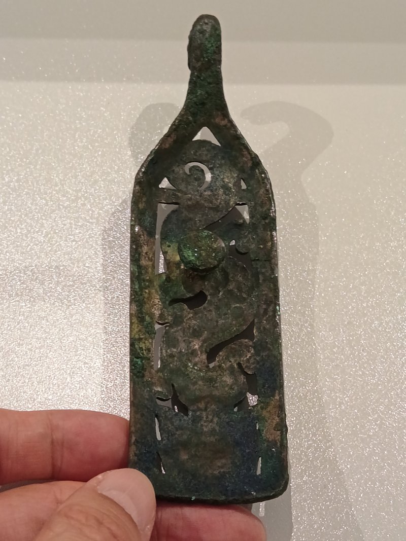 西漢銅鏤雕螭虎紋帶鉤 - 图2
