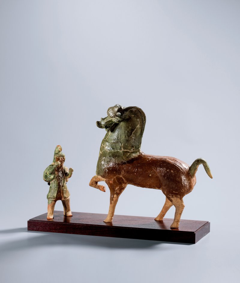 东汉 褐绿釉陶马及牵马俑