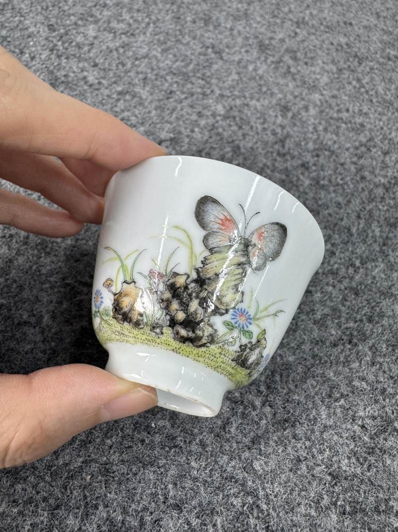清雍正 彩或為民國後加 粉彩花蝶紋杯 - 图3