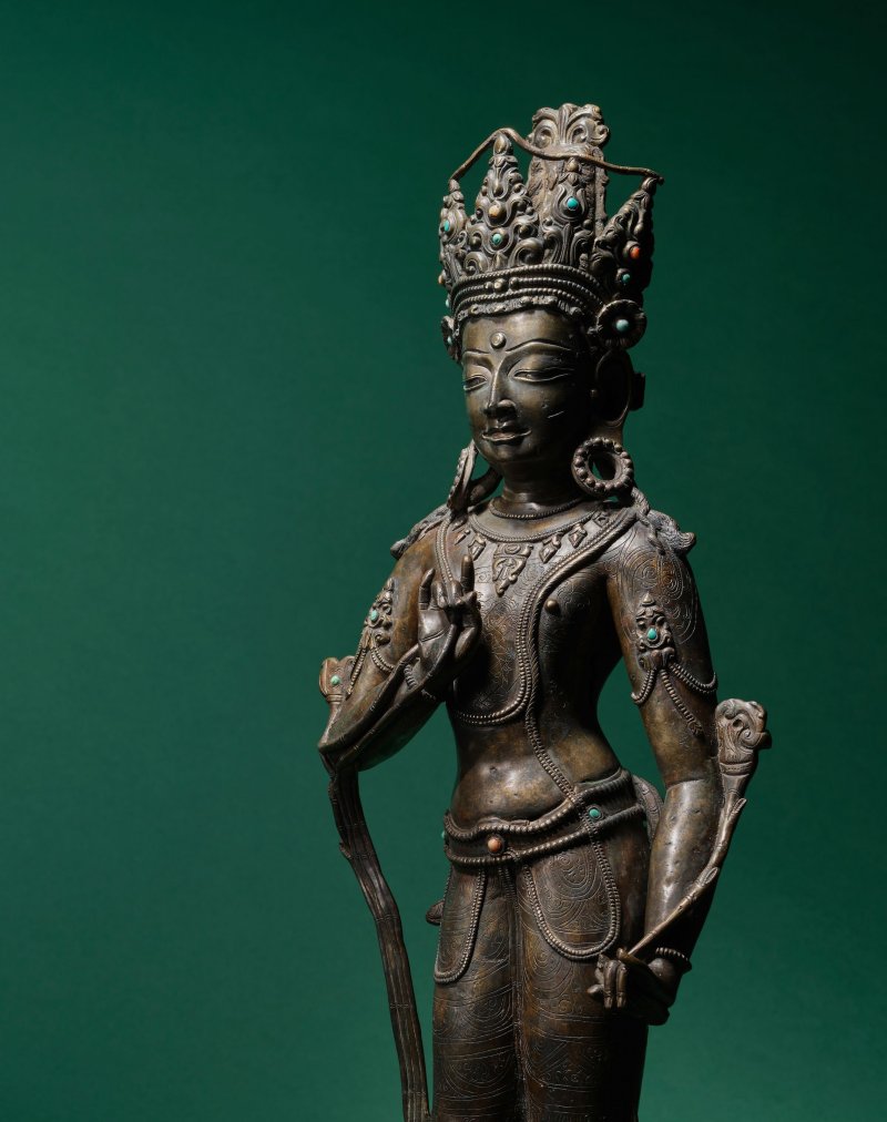 藏中 十三/十四世紀 錯銀錯紅銅菩薩銅像 | A SILVER AND COPPER INLAID COPPER ALLOY FIGURE OF A BODHISATTVA - 图5