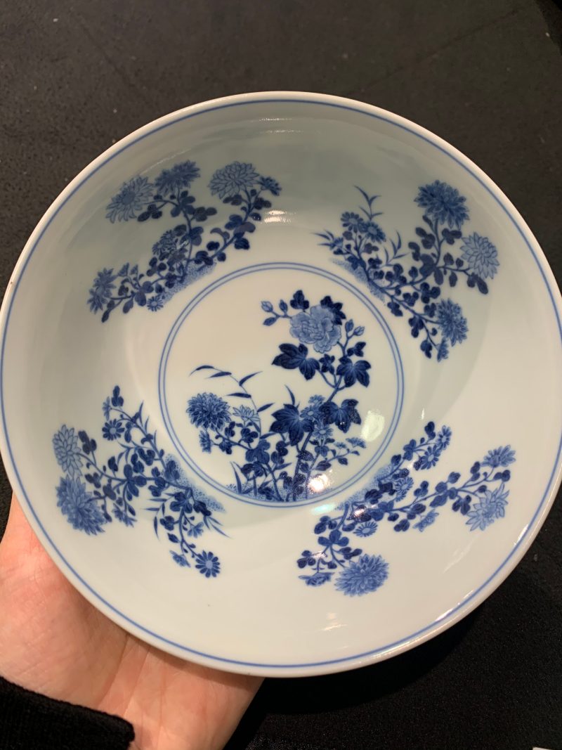 清乾隆 蓝地轧道粉彩开光重阳菊花节令膳碗一对 - 图28