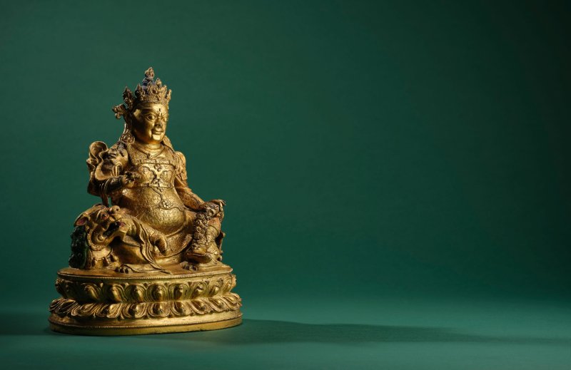 西藏 十五世紀 銅鎏金北方多聞天王像 | A GILT COPPER ALLOY FIGURE OF VAISHRAVANA - 图8