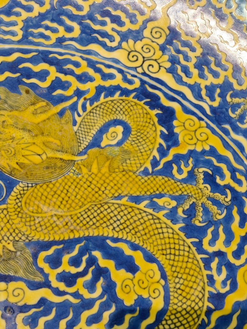 清同治 蓝地黄彩云龙纹大盘 - 图18