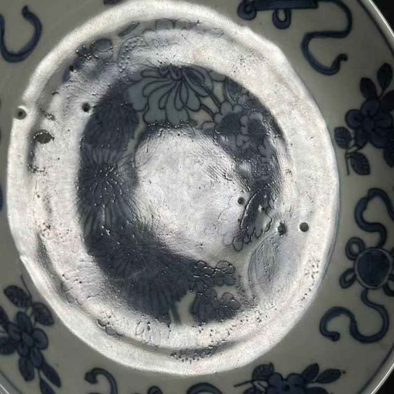 明万历 青花暗八宝牡丹菊花纹盘 - 图3