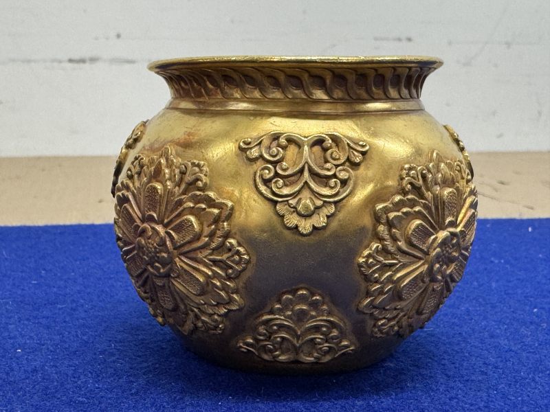 金質寶相花執壺和金質杯一套七件帶原配銅三足承盤 - 图17