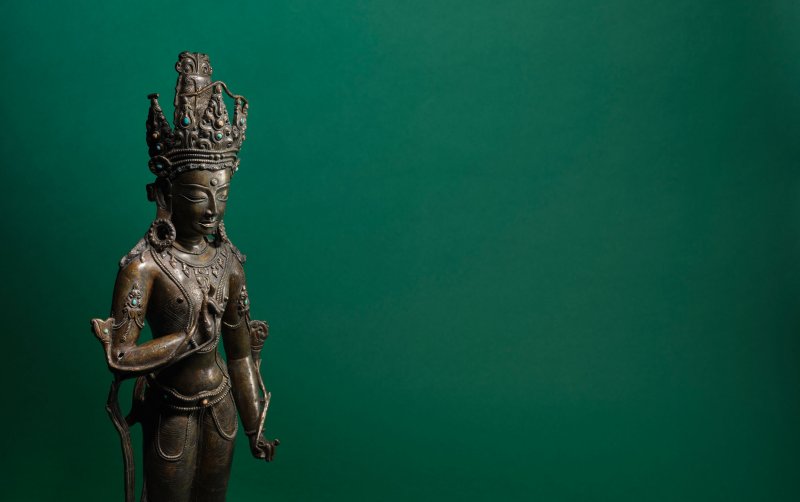 藏中 十三/十四世紀 錯銀錯紅銅菩薩銅像 | A SILVER AND COPPER INLAID COPPER ALLOY FIGURE OF A BODHISATTVA - 图8