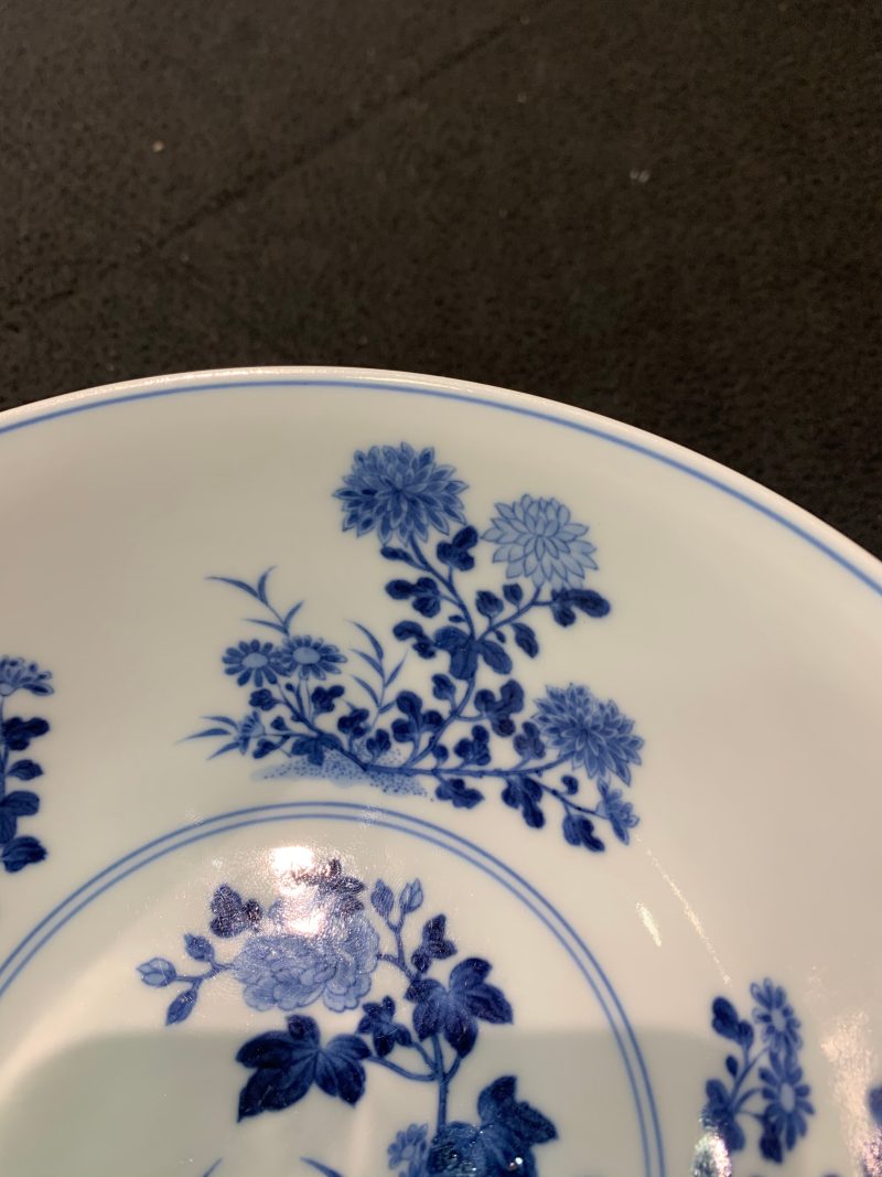 清乾隆 蓝地轧道粉彩开光重阳菊花节令膳碗一对 - 图30