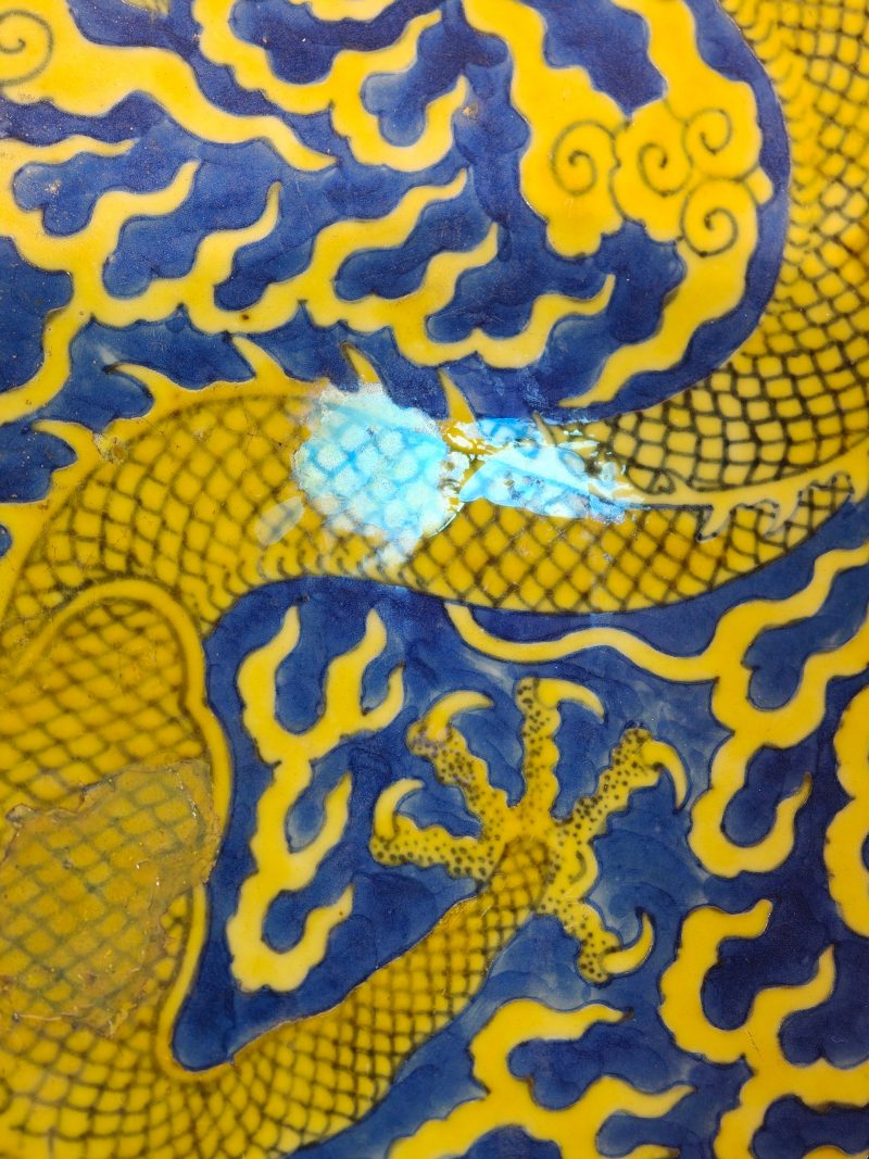 清同治 蓝地黄彩云龙纹大盘 - 图19