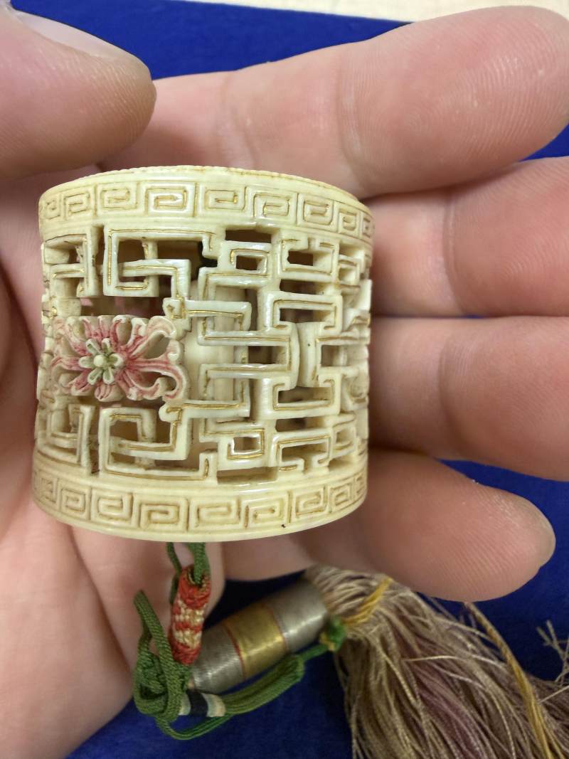 清雍正/乾隆 牙雕加彩描金鏤雕扳指盒 - 图4