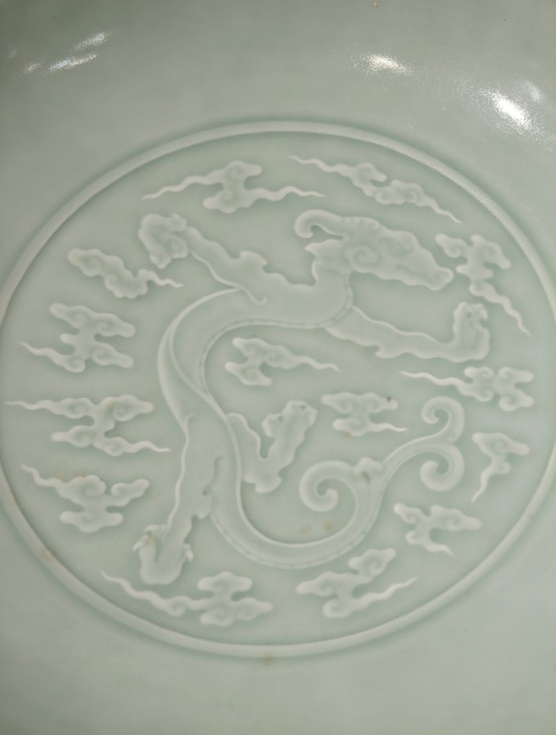 清雍正 粉青釉浮雕螭龙纹大盘 - 图6