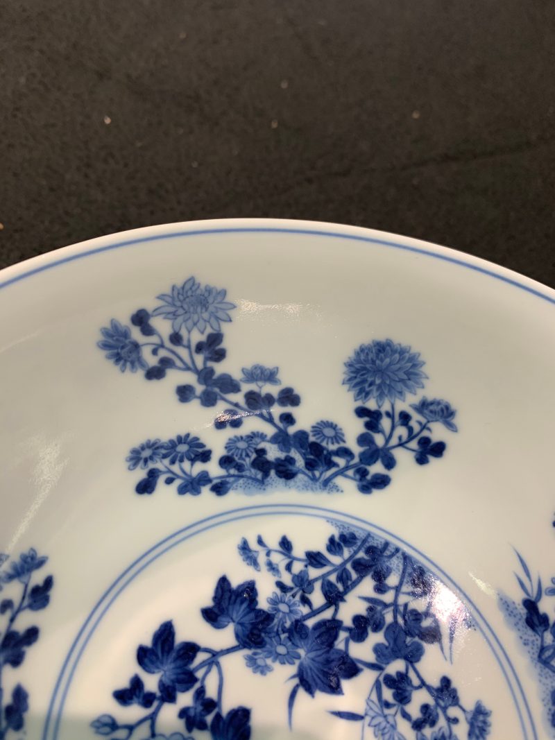 清乾隆 蓝地轧道粉彩开光重阳菊花节令膳碗一对 - 图31