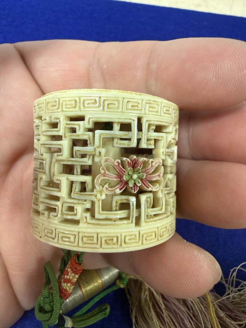 清雍正/乾隆 牙雕加彩描金鏤雕扳指盒 - 图5