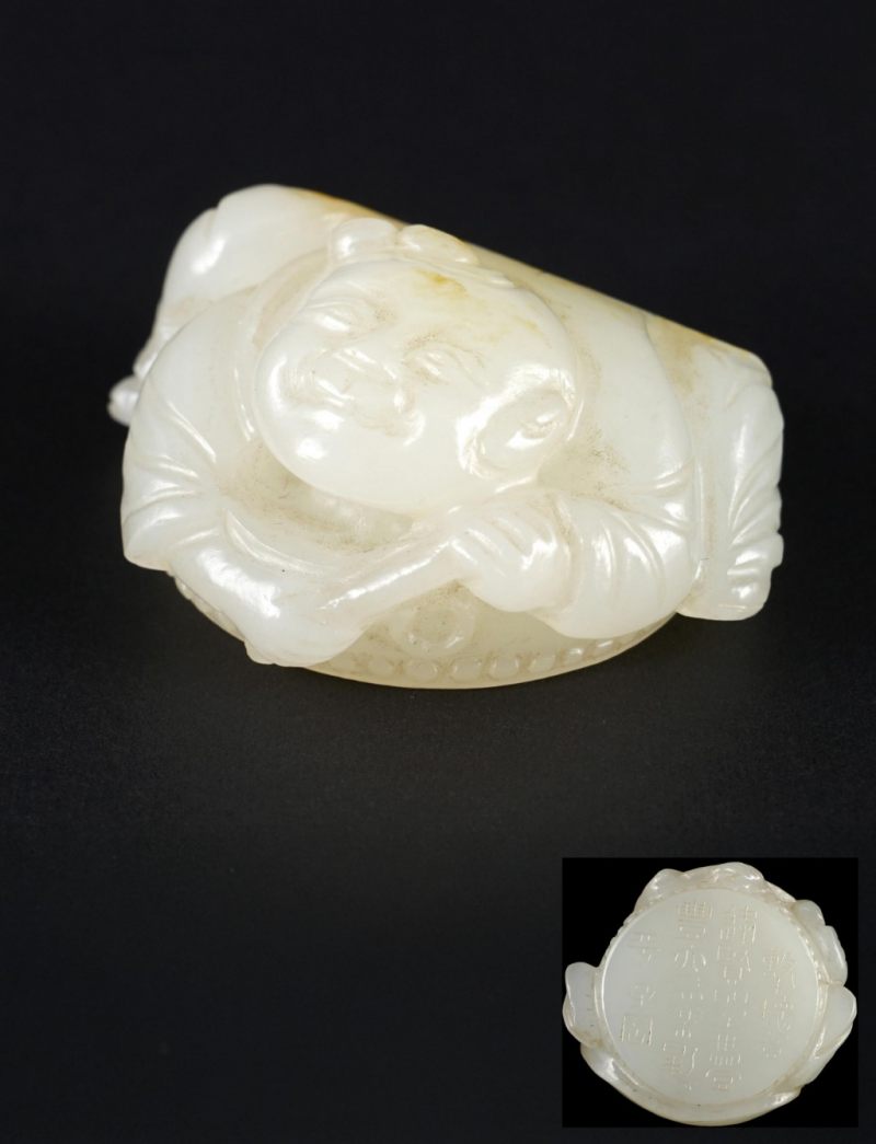    清 白玉擊鼓童子“子罔”款