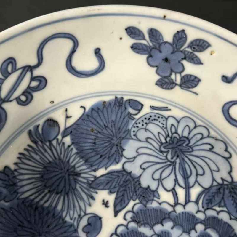 明万历 青花暗八宝牡丹菊花纹盘 - 图5