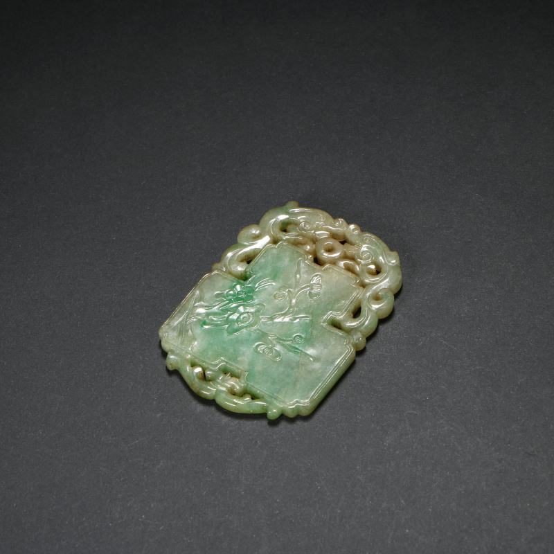 翡翠镂雕梅花福禄牌