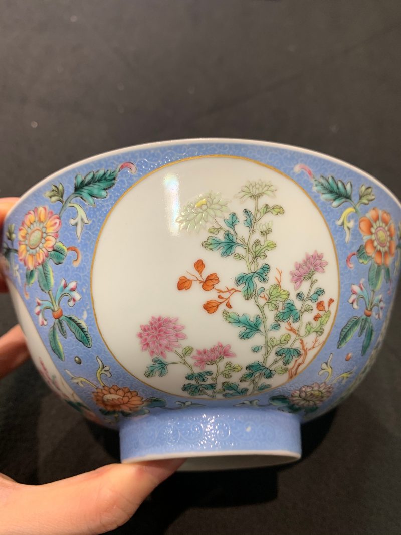 清乾隆 蓝地轧道粉彩开光重阳菊花节令膳碗一对 - 图33
