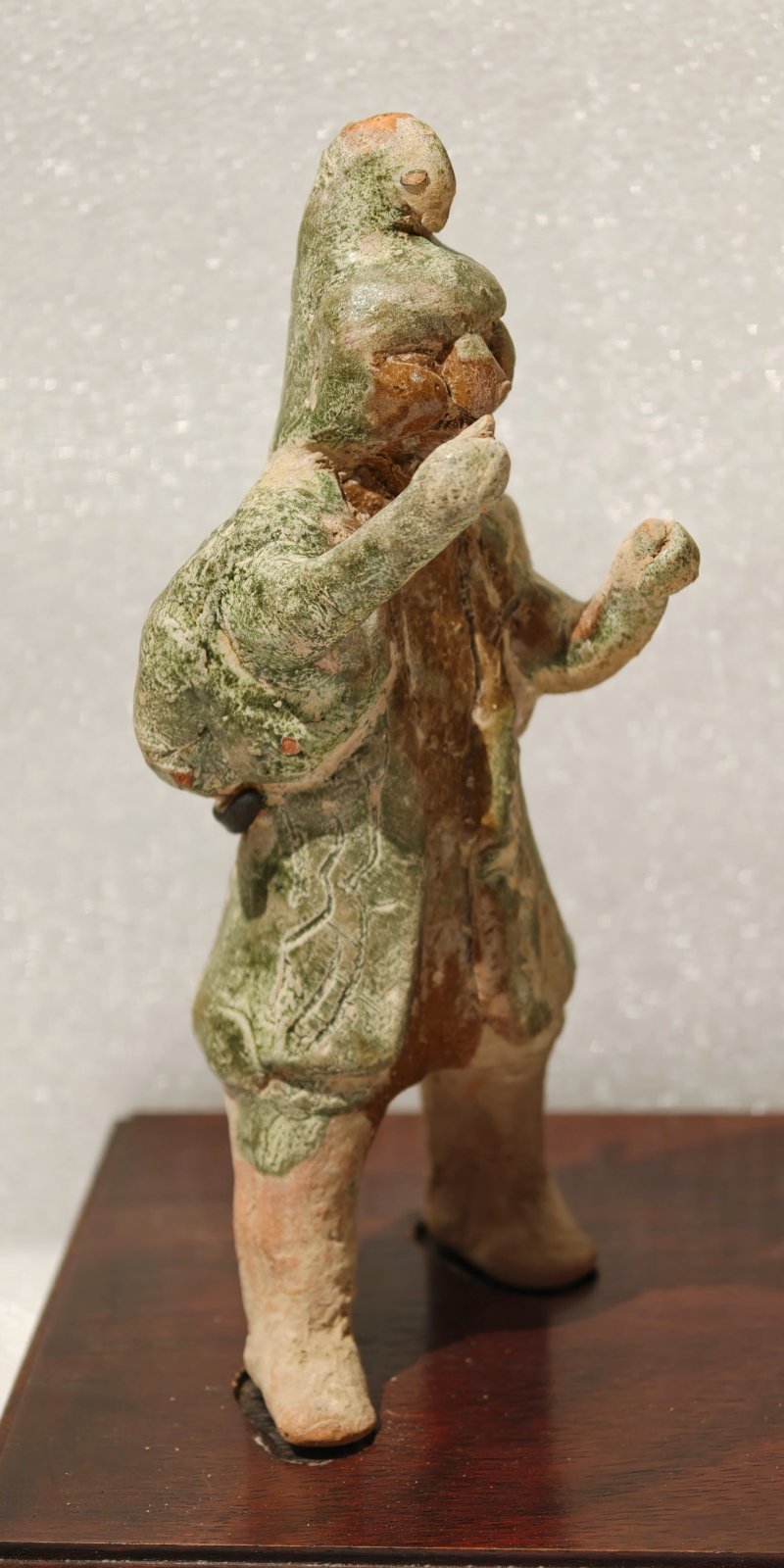 东汉 褐绿釉陶马及牵马俑 - 图3