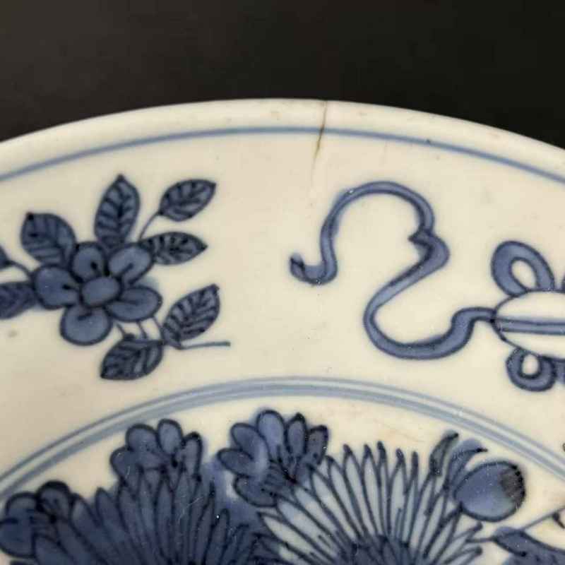 明万历 青花暗八宝牡丹菊花纹盘 - 图6