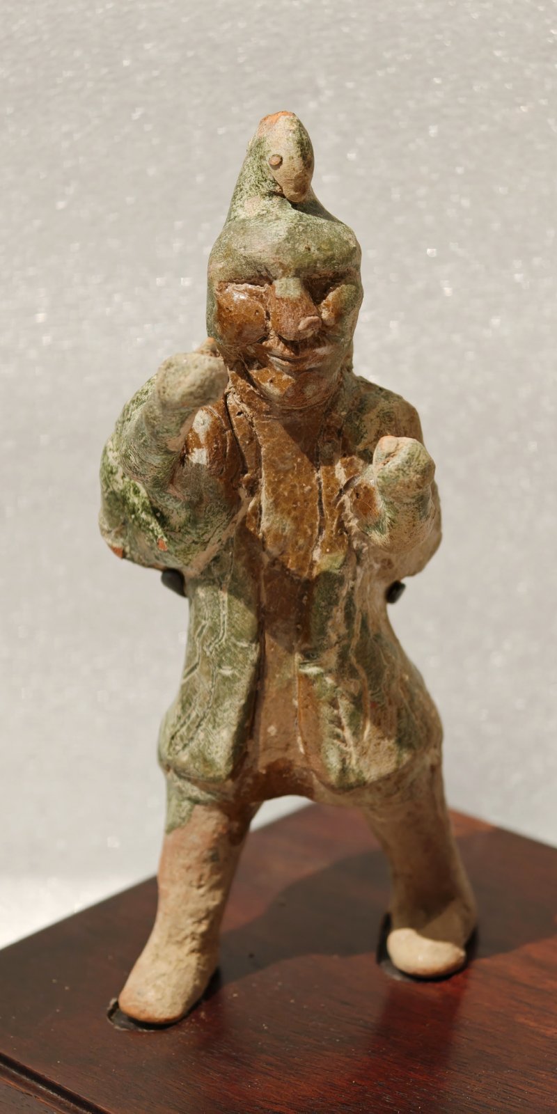 东汉 褐绿釉陶马及牵马俑 - 图4