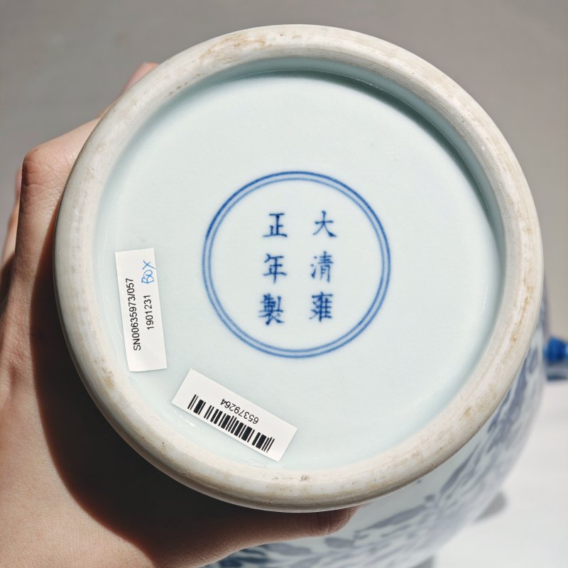 清雍正 青花缠枝花卉纹出戟双耳尊 - 图14