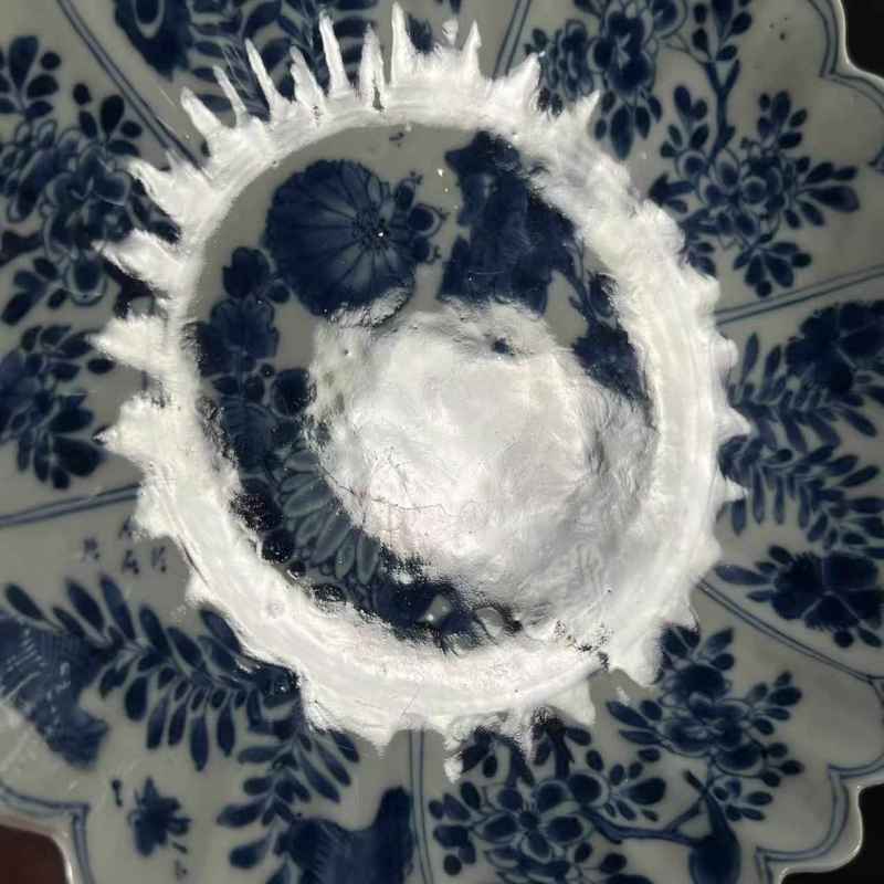 清康熙 青花洞石花卉纹菊瓣盘 - 图5