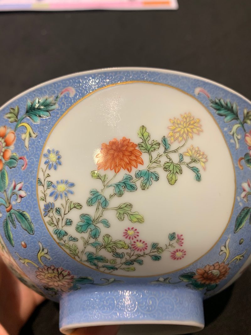 清乾隆 蓝地轧道粉彩开光重阳菊花节令膳碗一对 - 图35