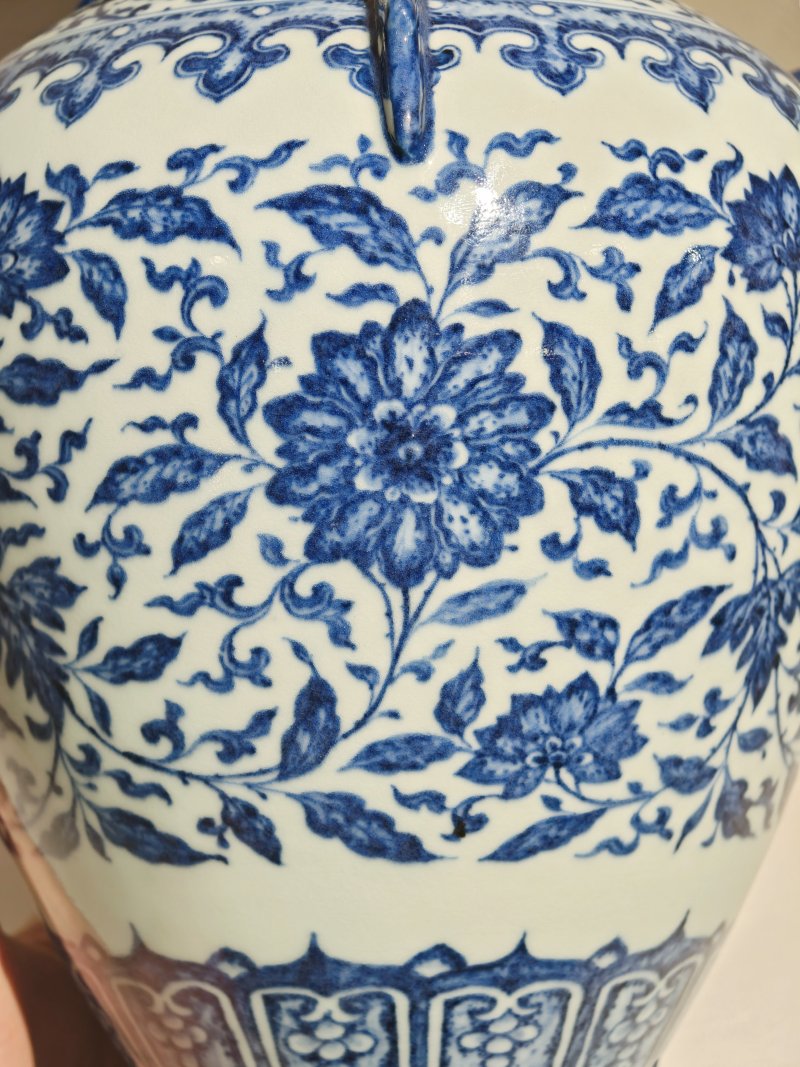 清雍正 青花缠枝花卉纹出戟双耳尊 - 图16