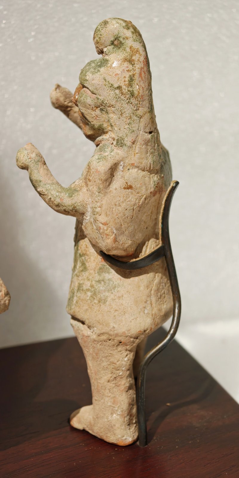 东汉 褐绿釉陶马及牵马俑 - 图5