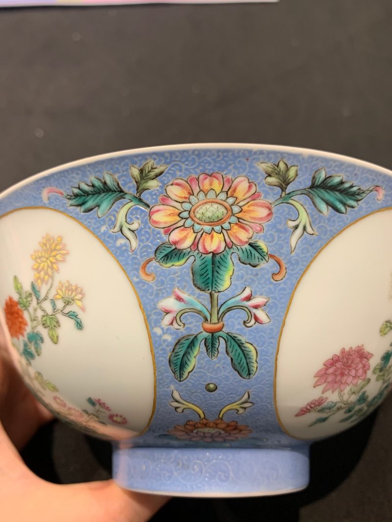 清乾隆 蓝地轧道粉彩开光重阳菊花节令膳碗一对 - 图36