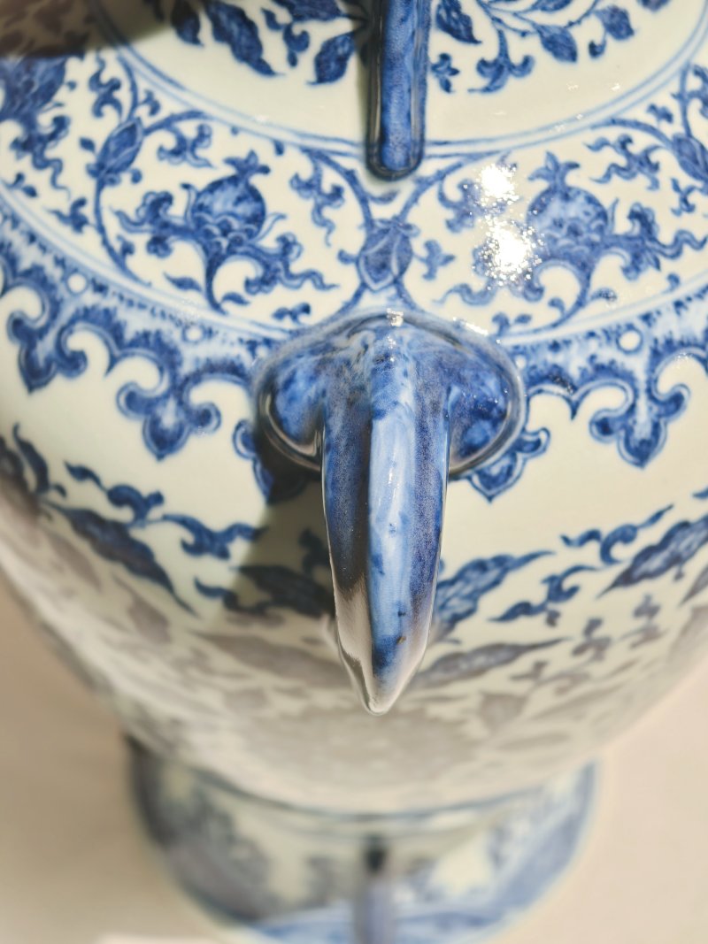 清雍正 青花缠枝花卉纹出戟双耳尊 - 图18