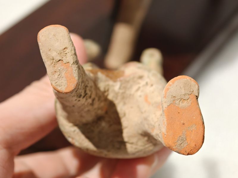 东汉 褐绿釉陶马及牵马俑 - 图8