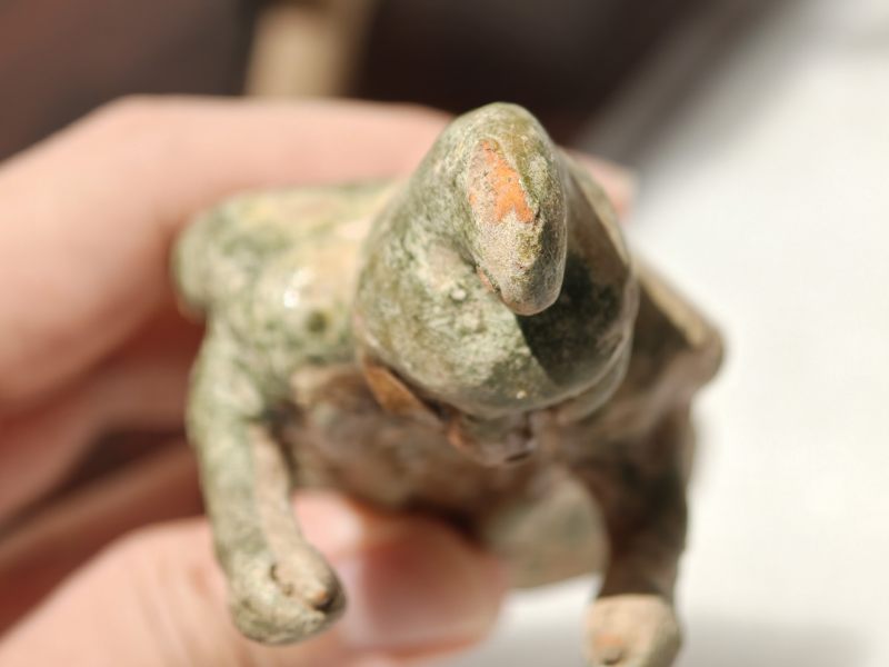 东汉 褐绿釉陶马及牵马俑 - 图9